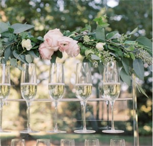 adat borong plastik dinding botol champagne cawan paparan berdiri pemegang kaca champagne akrilik yang jelas Untuk Perkahwinan