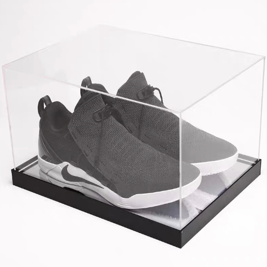 စက်ရုံတွင် ဖောက်ထွင်းမြင်ရသော ဘတ်စကက်ဘောဖိနပ်နှင့် acrylic display ဖိနပ်ပုံး